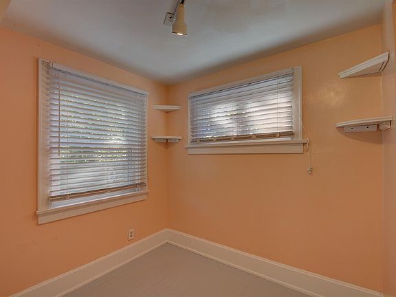 5th image of 4814 Oak St