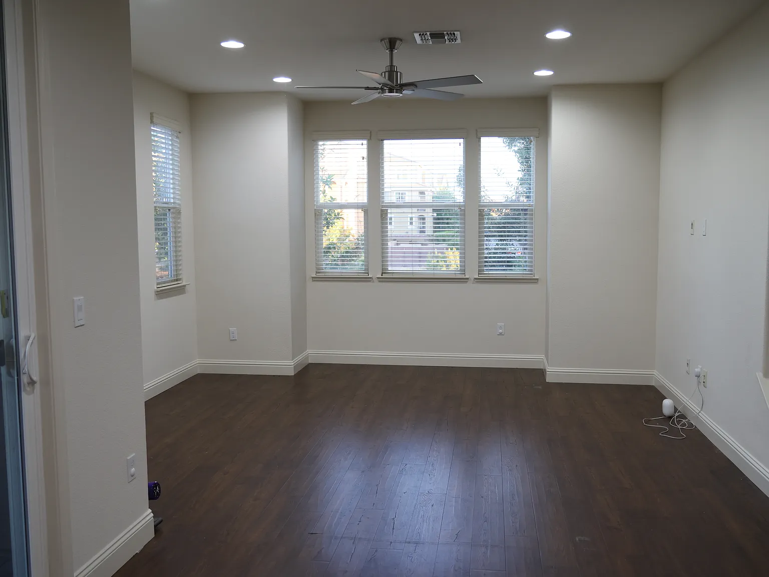 3 bed, 2.5 bath, 1715 sqft, $4,800 — Photo 2