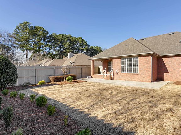 4th image of 207 Woodbury Ct