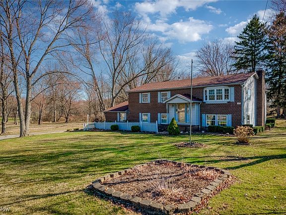 2nd image of 122 Maple Dr