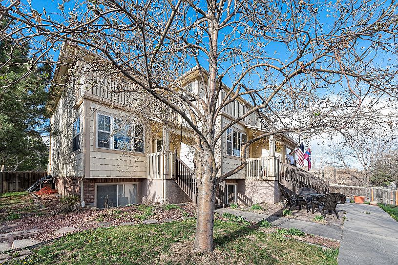 Three townhomes in this building.