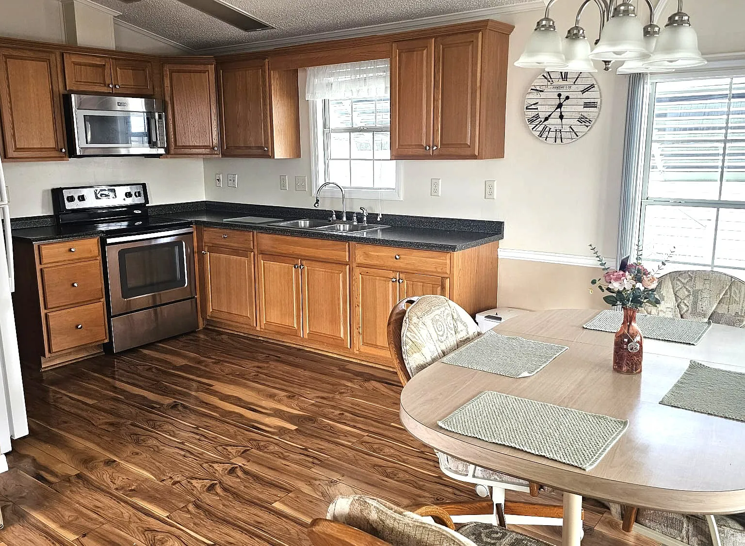 2 bed, 1.5 bath, 880 sqft, $1,300 — Photo 3