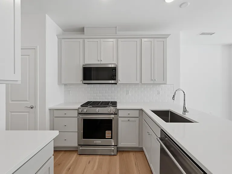 400 Willow Ave #409 — Photo 7