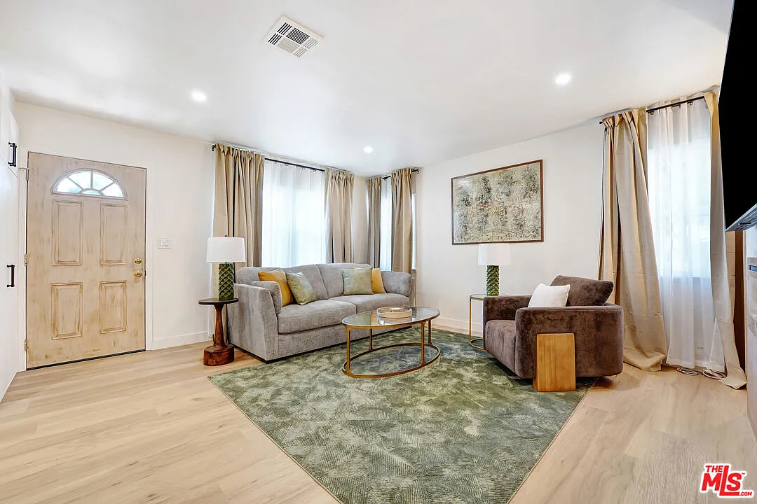 2 bed, 1.0 bath, 810 sqft, $3,300 — Photo 4