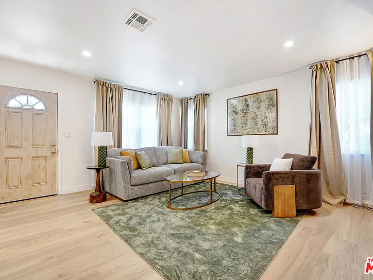 5252 Canoga Ave — Photo 4