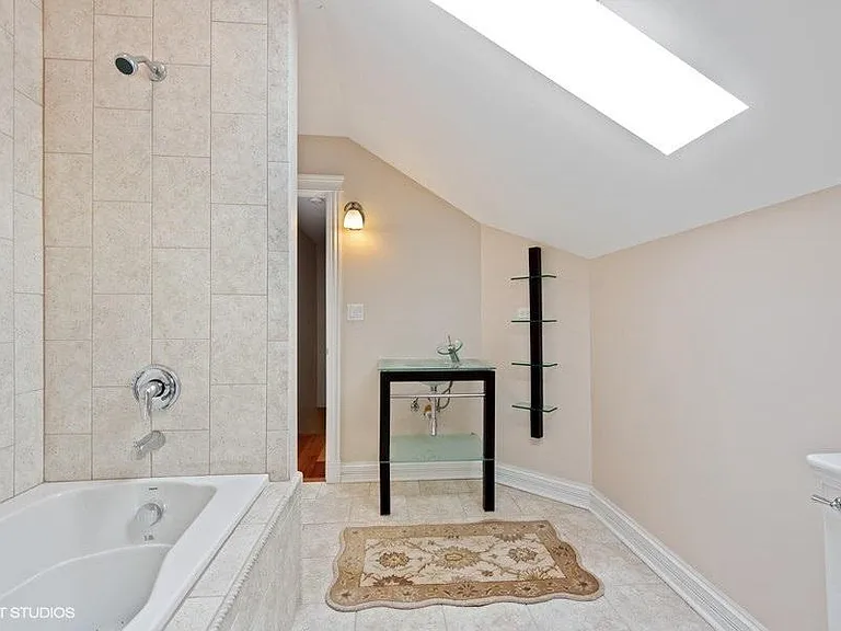 1560 Florence Ave — Photo 16