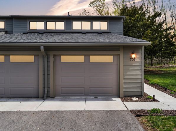 702 Peninsula Ct, Ann Arbor, MI 48105