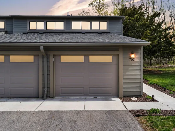 702 Peninsula Ct, Ann Arbor, MI 48105