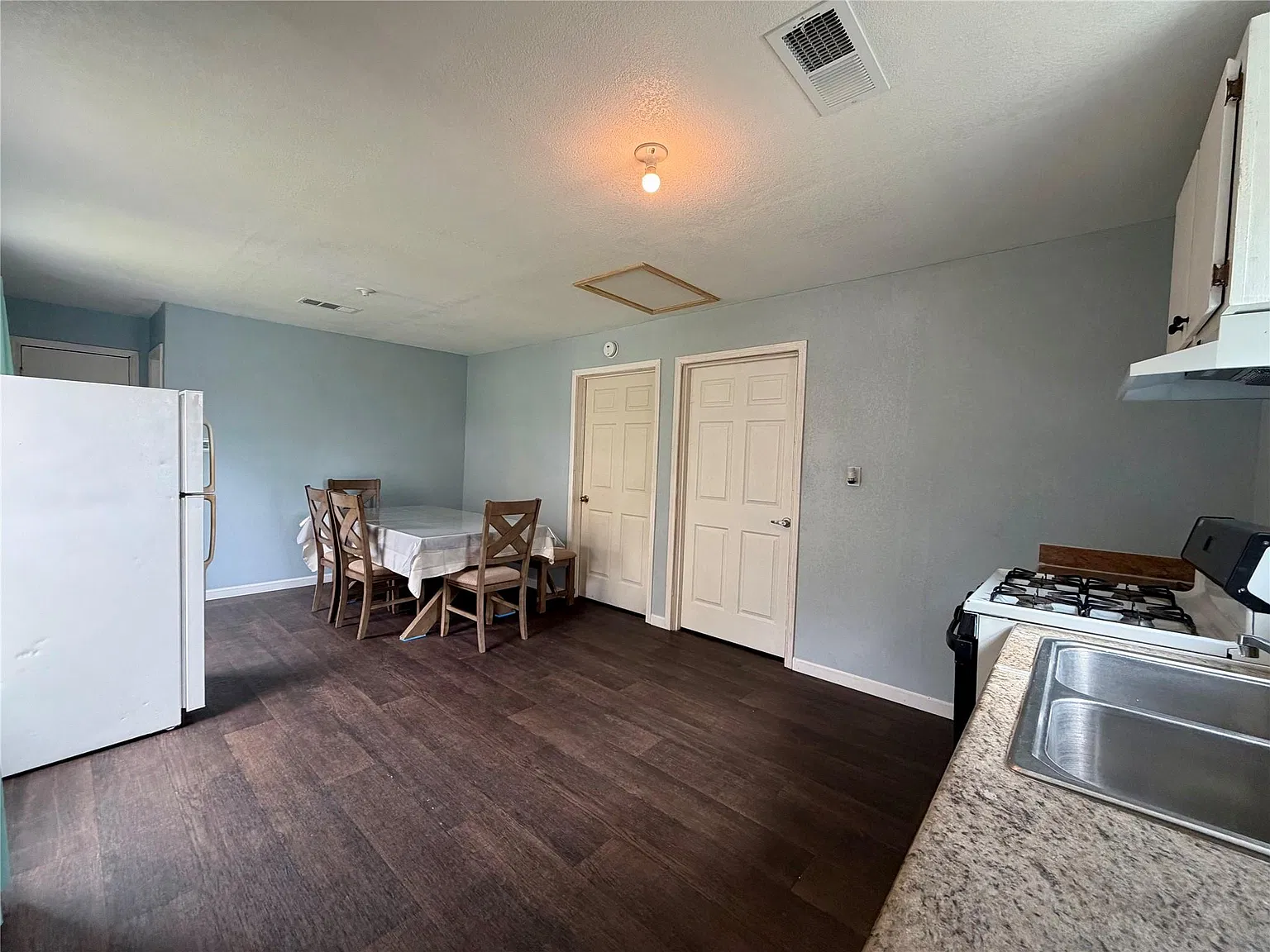 2 bed, 1.0 bath, 672 sqft, $1,300 — Photo 2