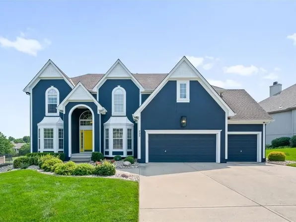 725 SW Winterwalk Ln, Lees Summit, MO 64081
