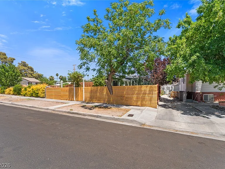 605 L Ave — Photo 1