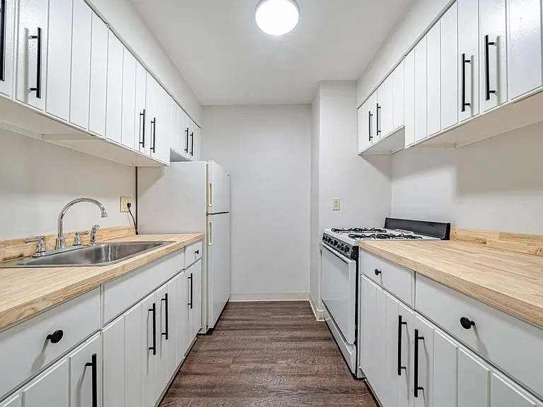Brooklane Manor Apartments — Photo 36