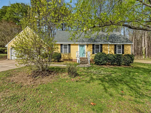 100 Cherrylaurel Dr, Youngsville, NC 27596