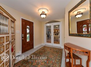 2 Woodmere Dr, Northport, NY 11768