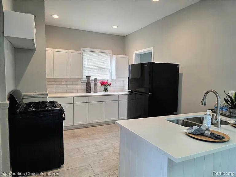 2927 Seyburn St — Photo 10