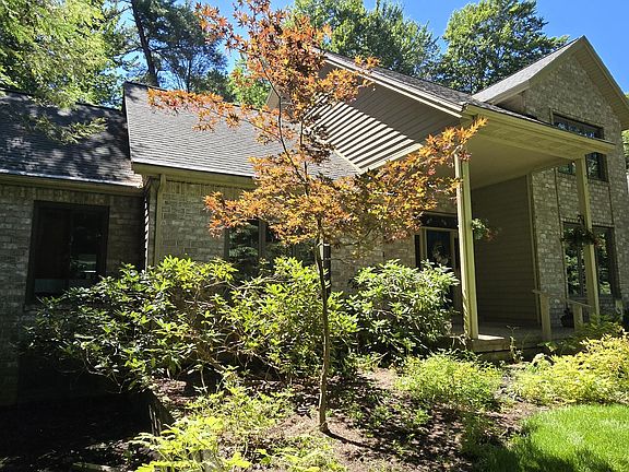 3rd image of 913 W Wellington Ct