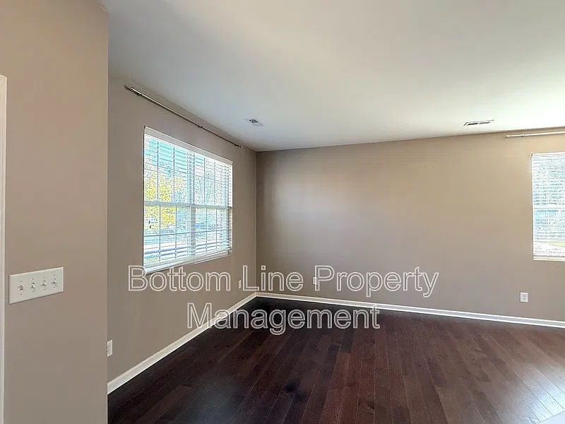3 bed, 2.5 bath, 2342 sqft, $2,695 — Photo 4
