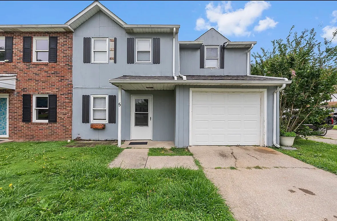 3 bed, 1.5 bath, 960 sqft, $1,200 — Photo 1