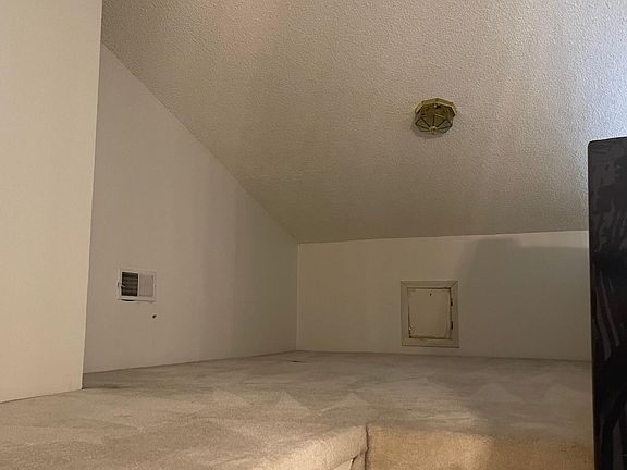 2nd image of 5800 Owensmouth Ave APT 42