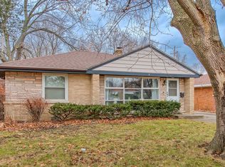 806 McKinley Ave, Mundelein, IL 60060