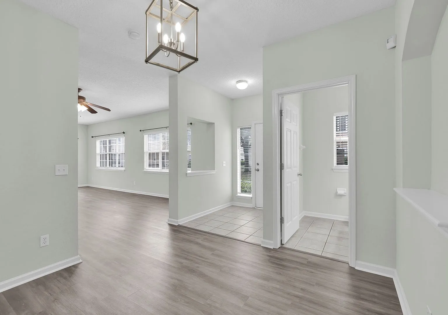 Bright and Spacious Townhome in Gate Community — Photo 3