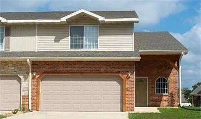 Spacious 3 Bedroom , 2 Bathroom Duplex with a 2 Car Garage — Photo 1
