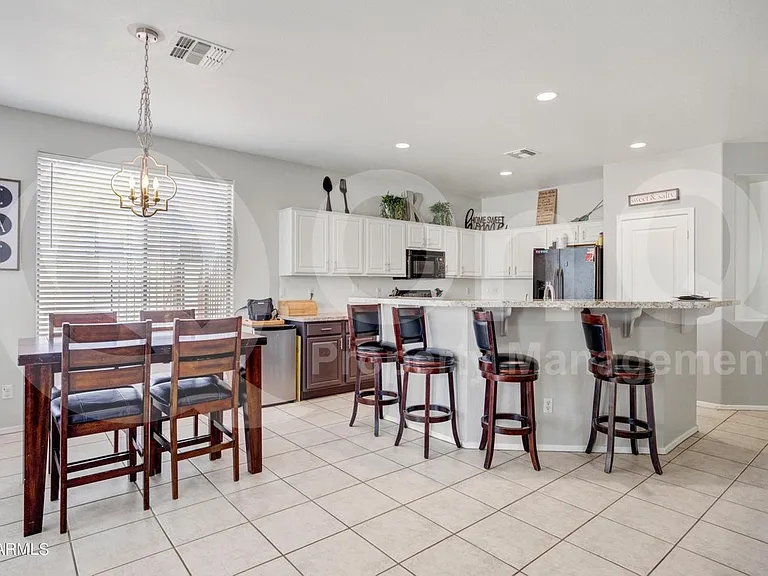 1674 E Aloe Pl — Photo 2