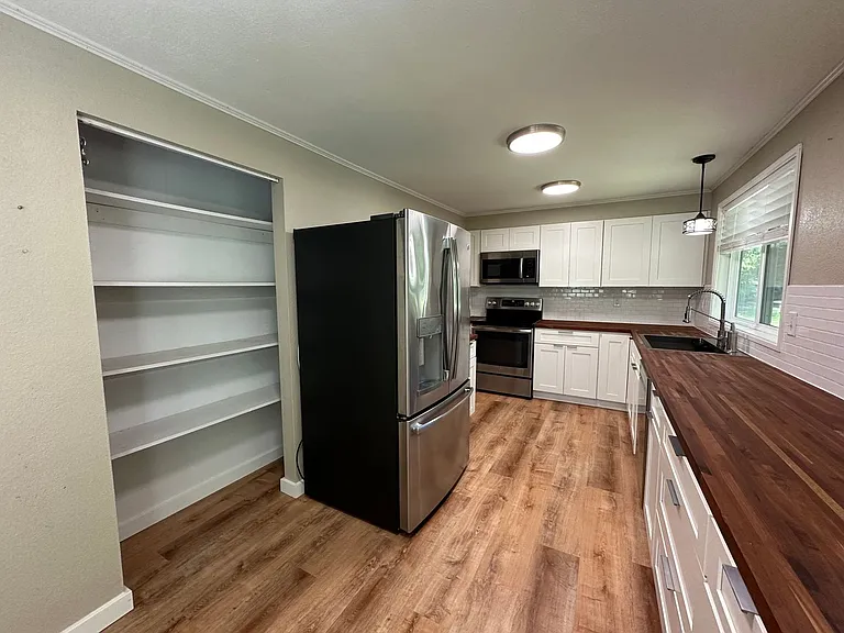 1479 Greenville Dr — Photo 12