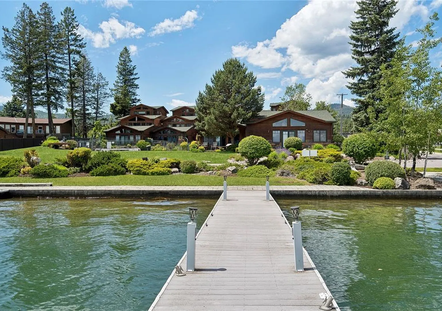Upscale Lakeside Condo — Photo 1
