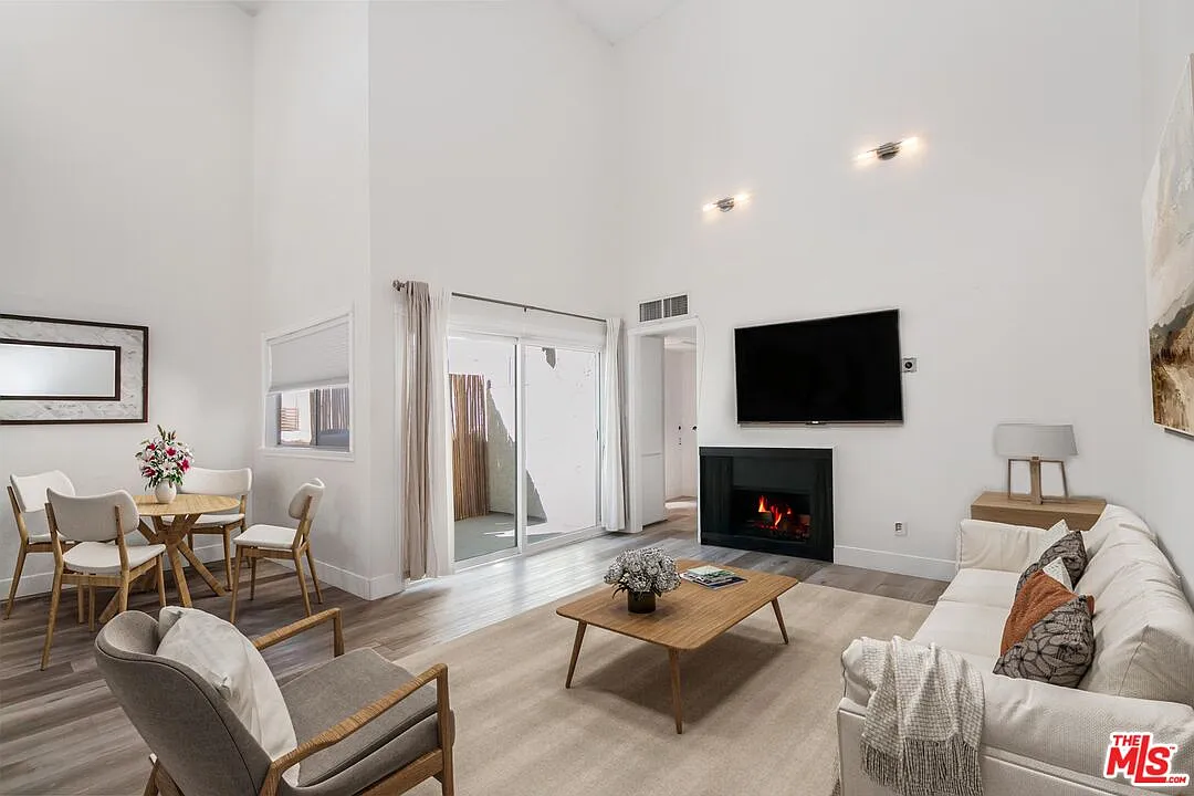 1339 N Columbus Ave Unit 304 photo 1