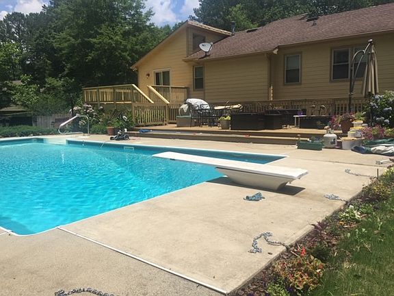 2nd image of 2490 Kingsley Dr NE