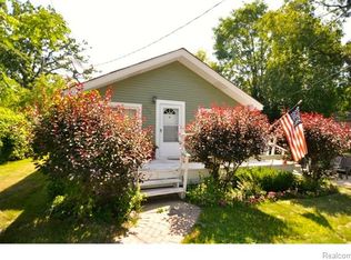 2437 Fordham St, Keego Harbor, MI 48320