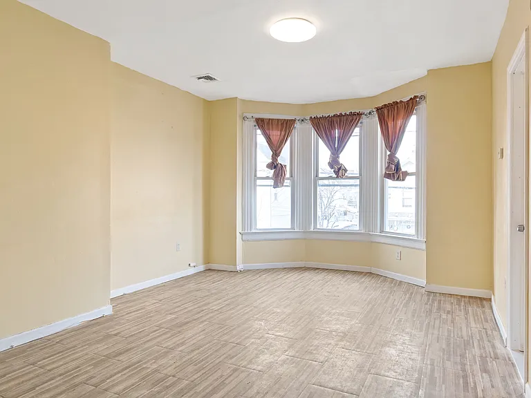 103 E 17th St #2 — Photo 3