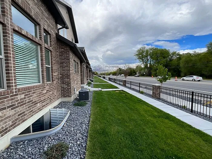3 bed, 2.5 bath, 2700 sqft, $2,275 — Photo 2