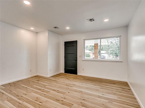 5th image of 1115 Elmhurst St