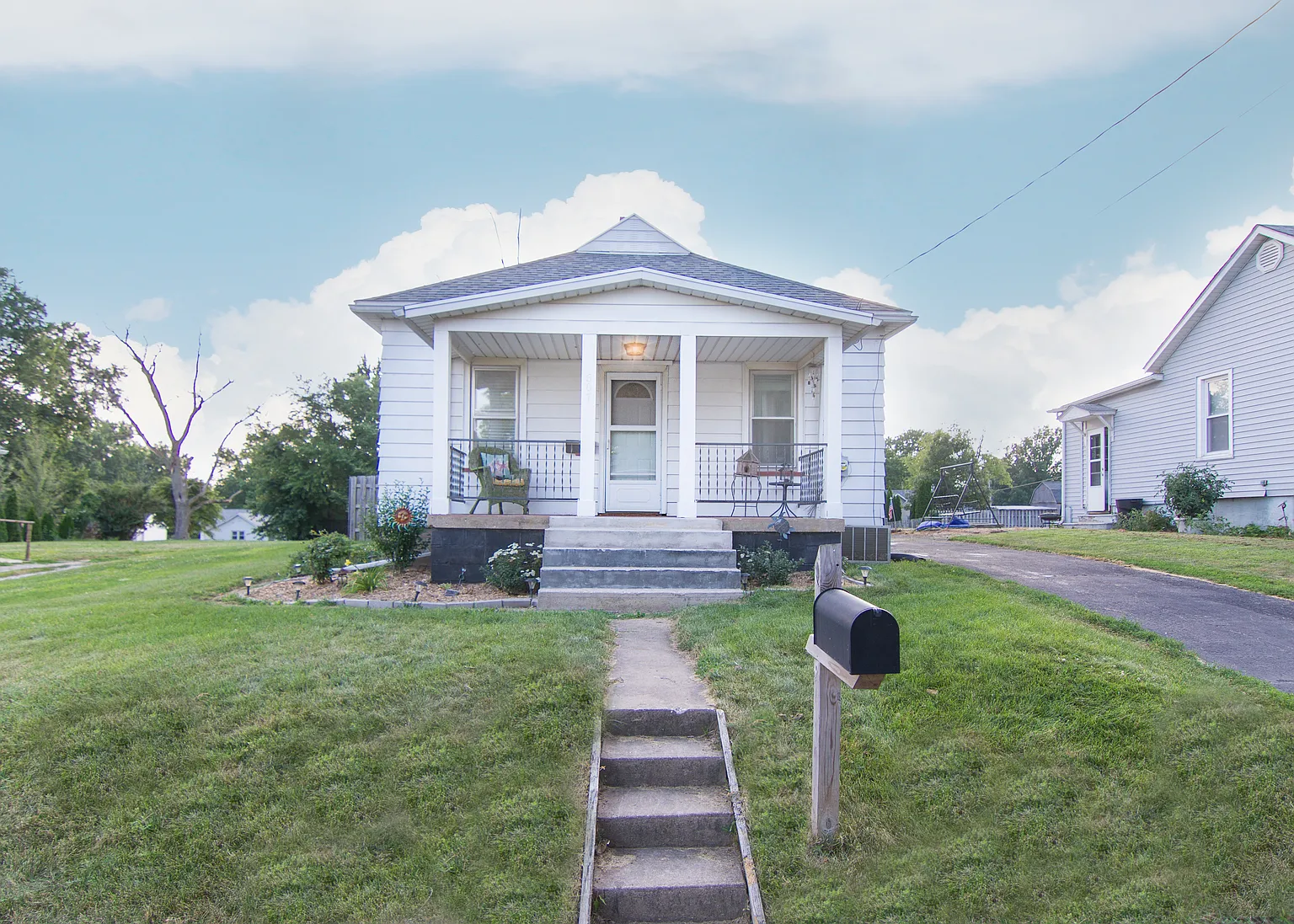 607 N Cemetery St photo 1