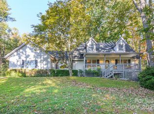 163 Ridgeview Dr, Hendersonville, NC 28792