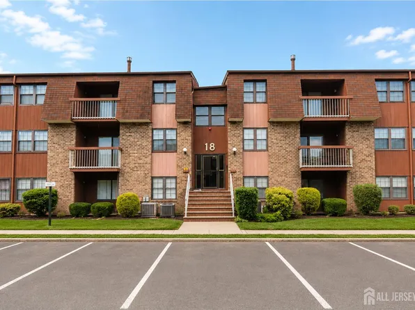 207 Sierra Ct #A, Woodbridge, NJ 07095
