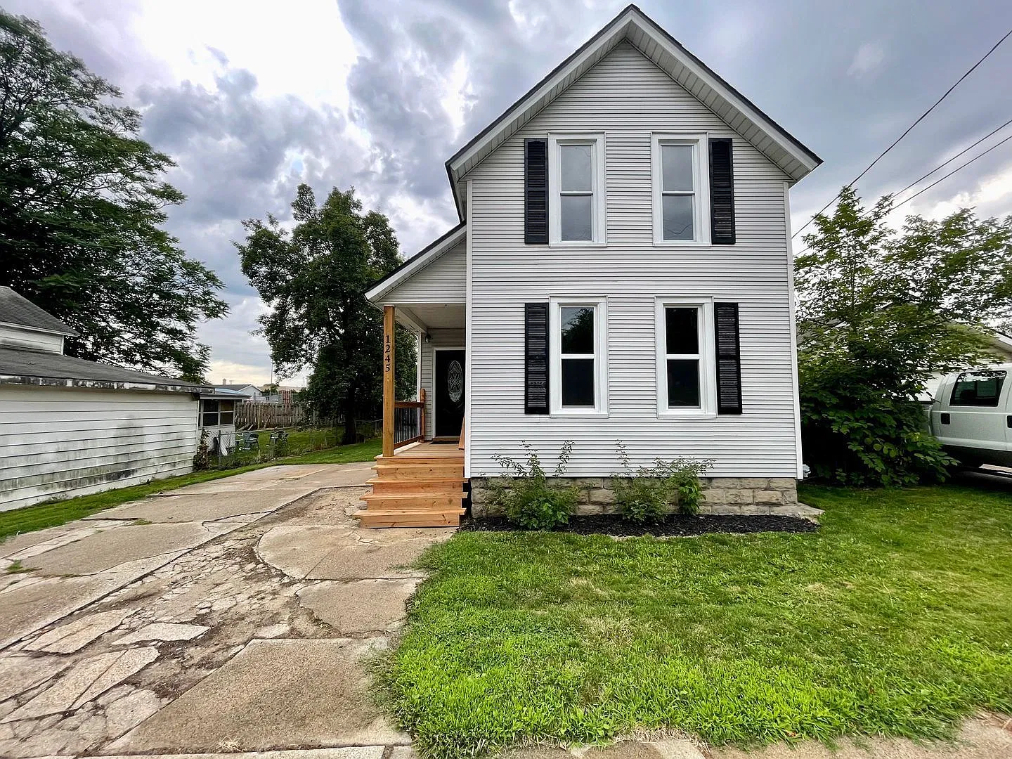 4 bed, 2.0 bath, 1136 sqft, $1,995 — Photo 2