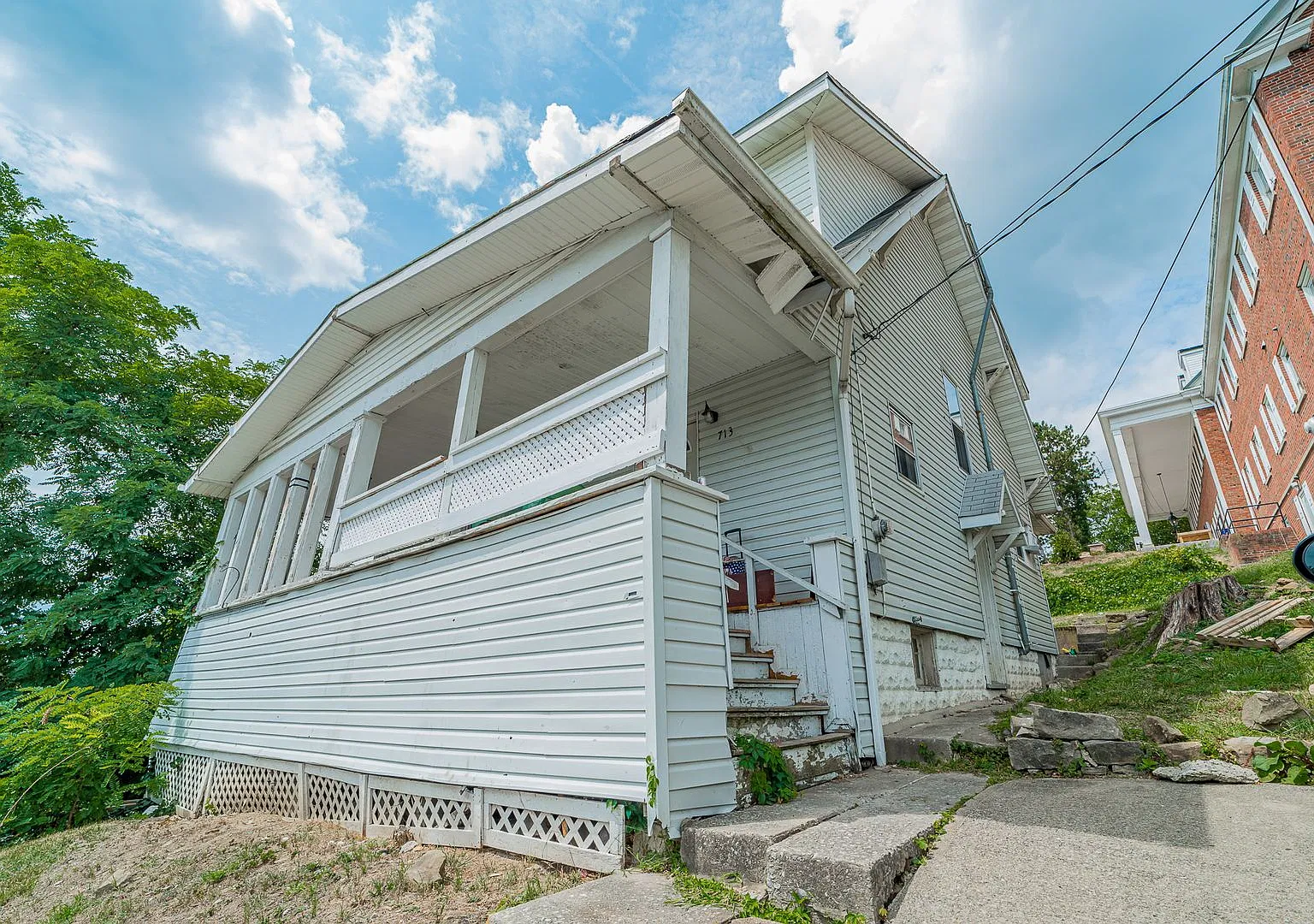 4 Bedroom/ 2 Bathroom House - Downtown - Available 06/02/2027 — Photo 1
