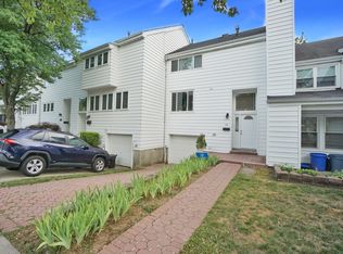 34 Dover Grn, Staten Island, NY 10312