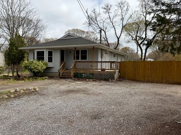 14 Mastic Blvd