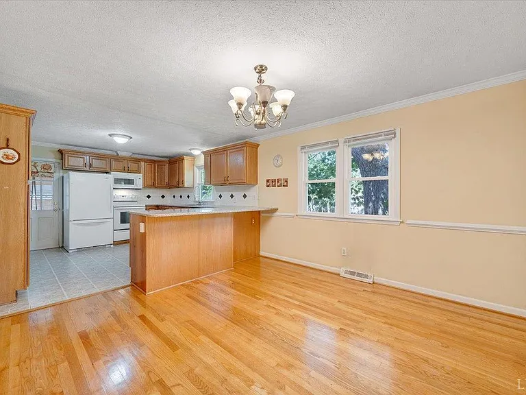 405 Oakland Cir — Photo 10