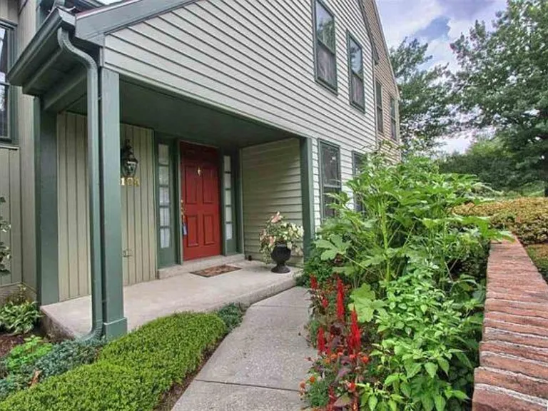 1104 Peggy Dr — Photo 2