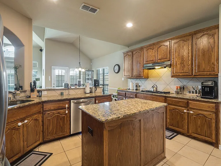 534 Windward Dr — Photo 6