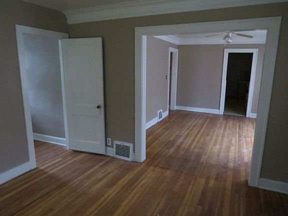 3rd image of 1840 E 68th St