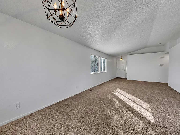 1620 Marinette Ct — Photo 4