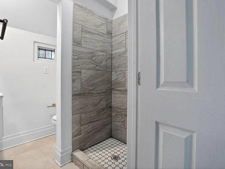1302 N Dover St — Photo 28