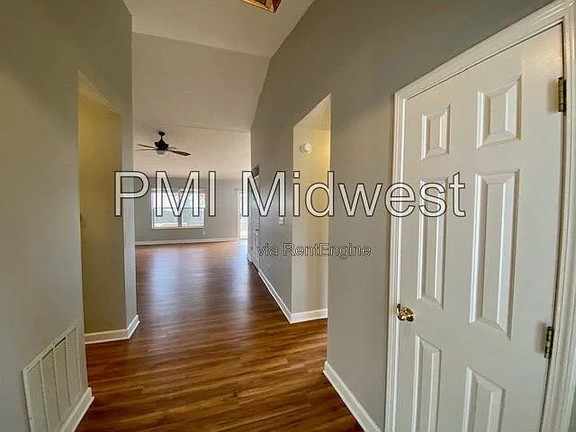4 bed, 2.0 bath, 1390 sqft, $1,800 — Photo 3