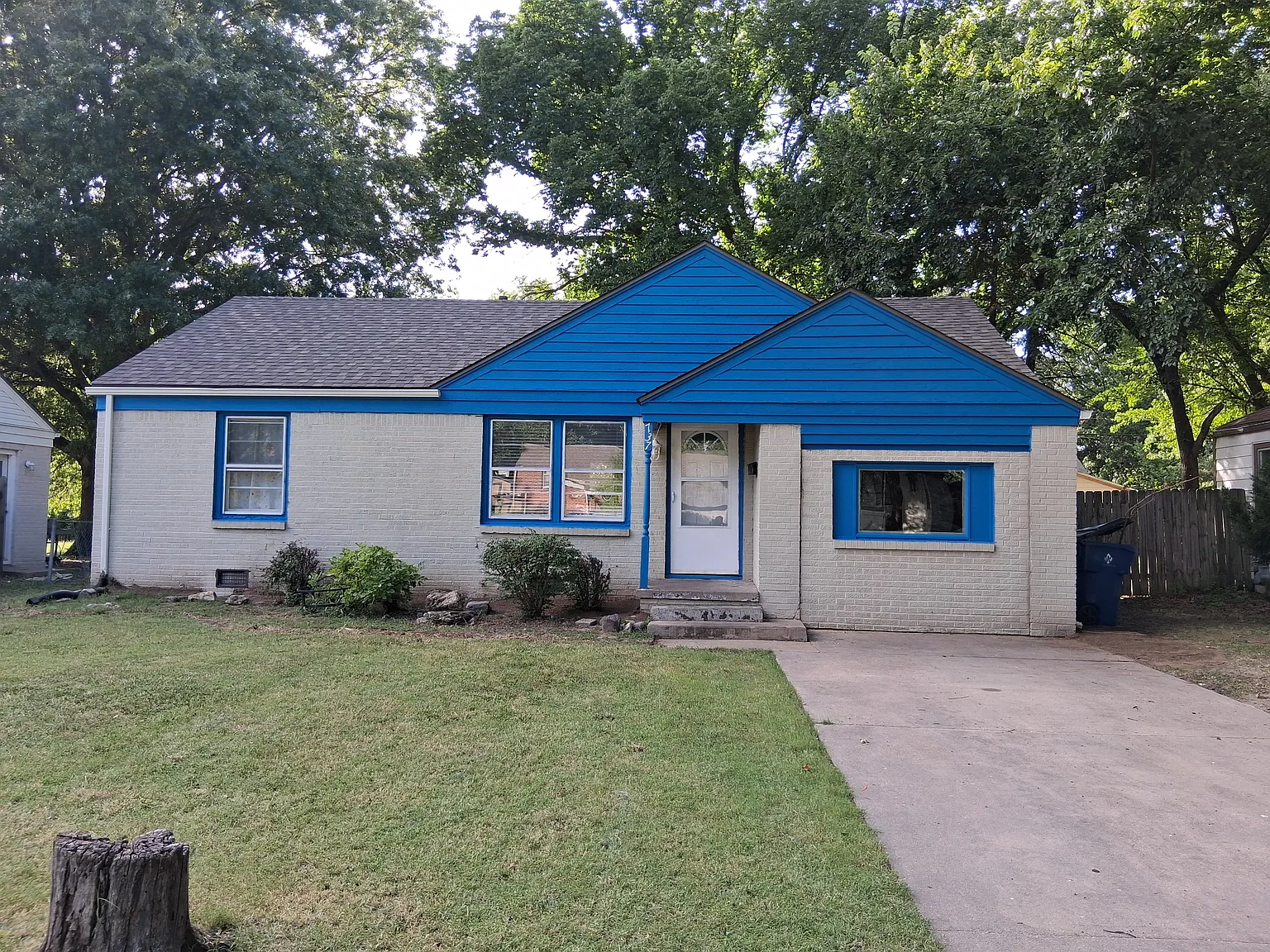 737 S Drury Ln — Photo 1